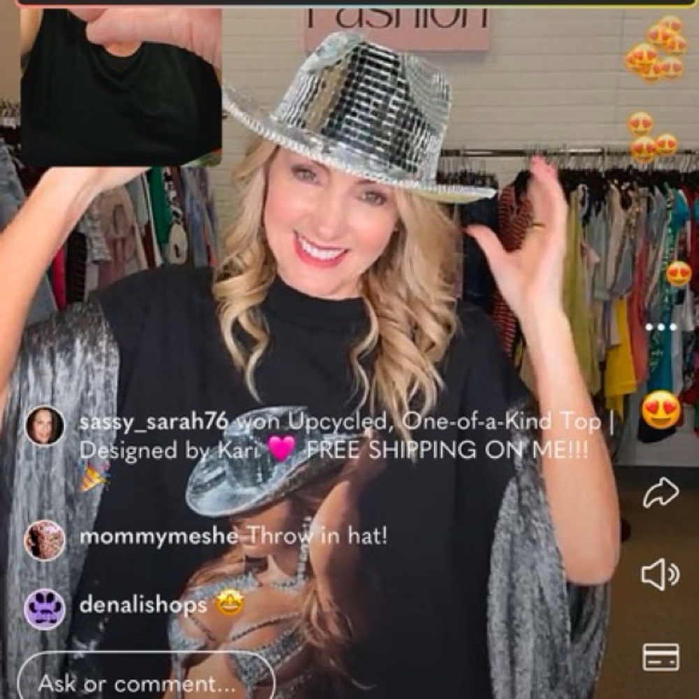 KARISFASHION IS LIVE! KARI is LIVE Like this post to be notified of all my shows - Picture 8 of 11